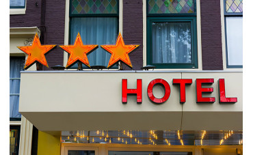 Co musi zawierać pokój w hotelu 3, 4 i 5 gwiazdkowym?  