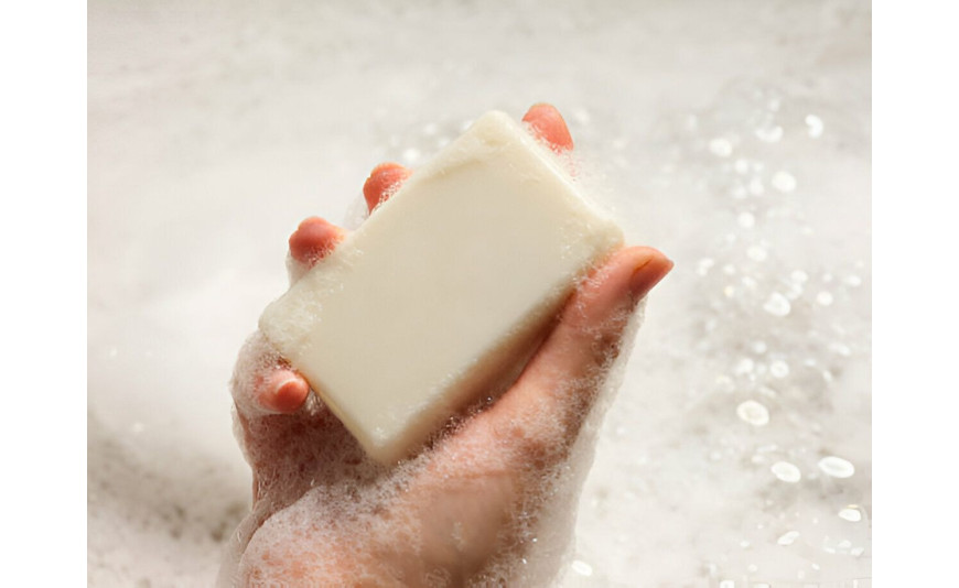 Kosmetyki hotelowe mini (jednorazowe) vs kosmetyki hotelowe w dozownikach (uzupełniane) – które rozwiązanie jest lepsze?